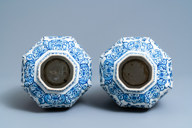 Een paar grote blauw-witte Delftse dekselvazen, 18e eeuw