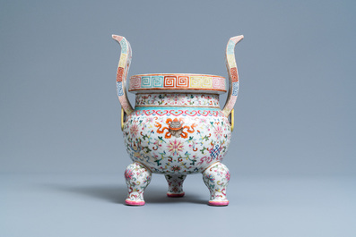 Een Chinese famille rose 'bajixiang' driepotige wierookbrander, Daoguang merk en periode