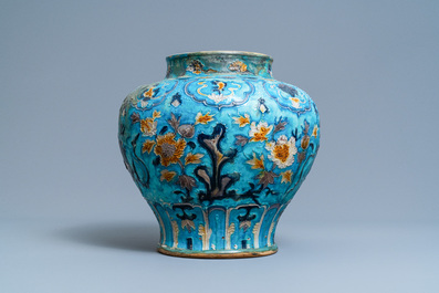 Un vase en porcelaine de Chine fahua &agrave; d&eacute;cor de lions bouddhistes, Ming
