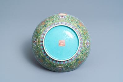 Un bol en porcelaine de Chine famille rose &agrave; fond vert, marque et &eacute;poque de Daoguang