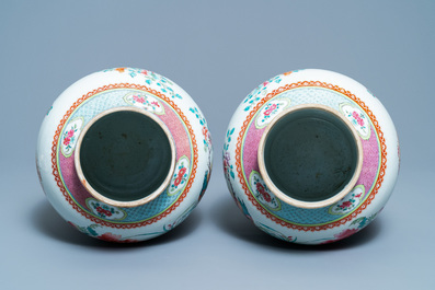 Une paire de vases couverts en porcelaine de Chine famille rose, marque de Qianlong, 19&egrave;me