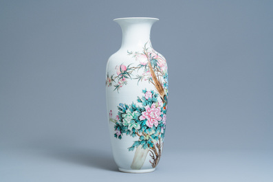 Un vase en porcelaine de Chine famille rose, marque de Qianlong, R&eacute;publique