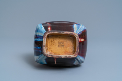 Un vase de forme 'hu' en porcelaine de Chine &agrave; &eacute;mail flamb&eacute;, marque de Qianlong, 19/20&egrave;me