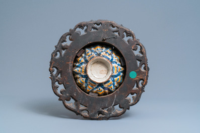 Deux crespinas en majolique italienne polychrome dans leurs cadres en bois sculpt&eacute;, Faenza et Montelupo, 16/17&egrave;me