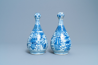 A pair of Chinese blue and white garlic-mouth bottle vases, Wanli