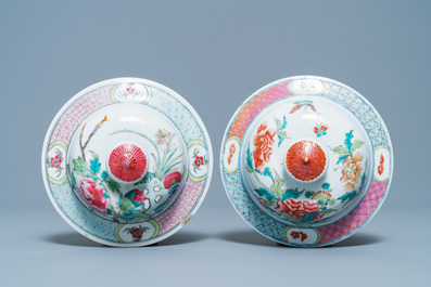 Une paire de vases couverts en porcelaine de Chine famille rose, marque de Qianlong, 19&egrave;me