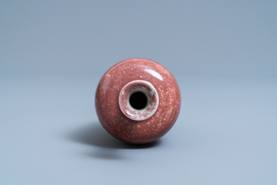 Un vase en porcelaine de Chine fleur de p&ecirc;che, marque de Kangxi, R&eacute;publique