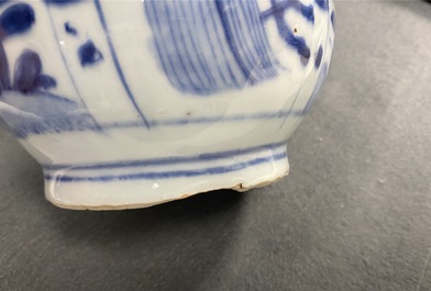A pair of Chinese blue and white garlic-mouth bottle vases, Wanli