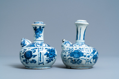 Deux kendi en porcelaine de Chine en bleu et blanc, Wanli