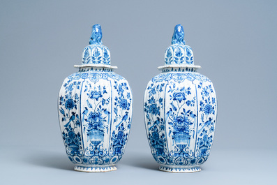 Een paar grote blauw-witte Delftse dekselvazen, 18e eeuw