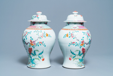 Une paire de vases couverts en porcelaine de Chine famille rose, marque de Qianlong, 19&egrave;me