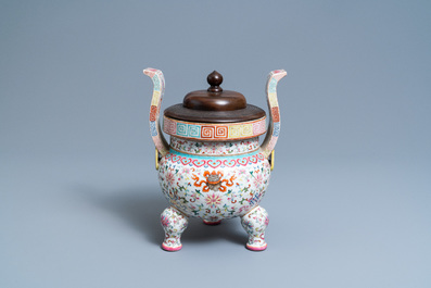 Een Chinese famille rose 'bajixiang' driepotige wierookbrander, Daoguang merk en periode