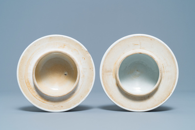 Une paire de vases couverts en porcelaine de Chine famille rose, marque de Qianlong, 19&egrave;me