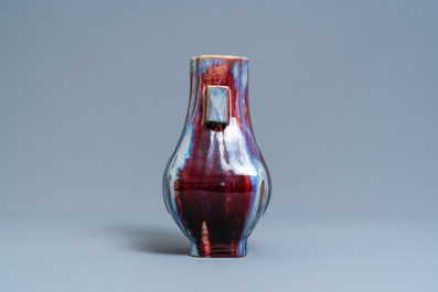 Un vase de forme 'hu' en porcelaine de Chine &agrave; &eacute;mail flamb&eacute;, marque de Qianlong, 19/20&egrave;me