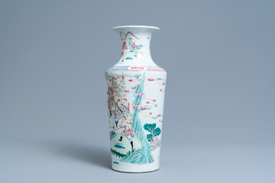 Un vase en porcelaine de Chine famille rose, 19&egrave;me
