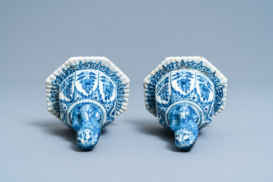 Een paar grote blauw-witte Delftse dekselvazen, 18e eeuw