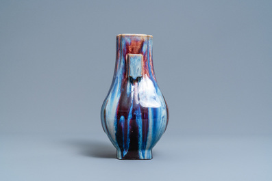 Un vase de forme 'hu' en porcelaine de Chine &agrave; &eacute;mail flamb&eacute;, marque de Qianlong, 19/20&egrave;me