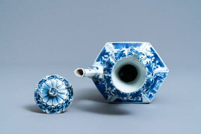 Un kendi de forme octagonale en porcelaine de Chine en bleu et blanc, Kangxi