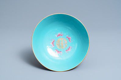 Un bol en porcelaine de Chine famille rose &agrave; fond vert, marque et &eacute;poque de Daoguang