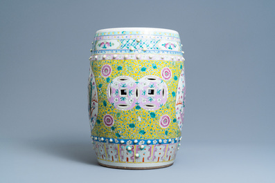 Un tabouret en porcelaine de Chine famille rose, 19&egrave;me