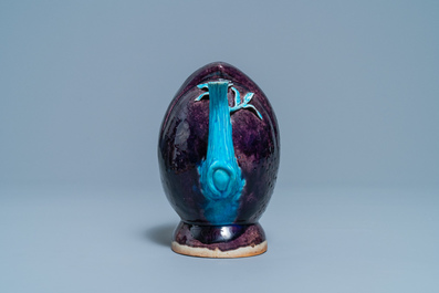 A Chinese aubergine- and turquoise-glazed peach-shaped cadogan teapot, 18/19th C.
