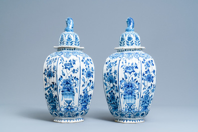 Een paar grote blauw-witte Delftse dekselvazen, 18e eeuw