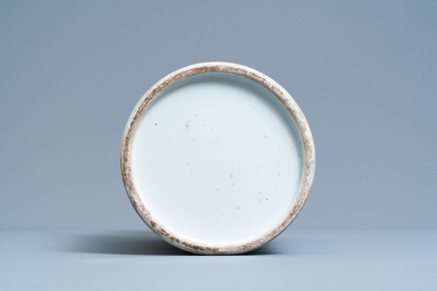 Un vase en porcelaine de Chine famille rose, 19&egrave;me