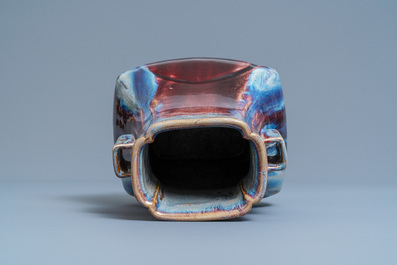 Un vase de forme 'hu' en porcelaine de Chine &agrave; &eacute;mail flamb&eacute;, marque de Qianlong, 19/20&egrave;me