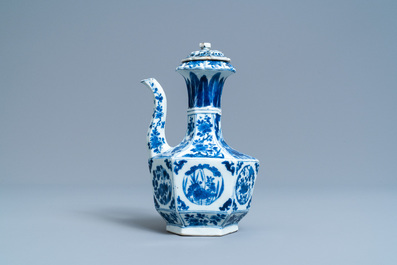 Un kendi de forme octagonale en porcelaine de Chine en bleu et blanc, Kangxi