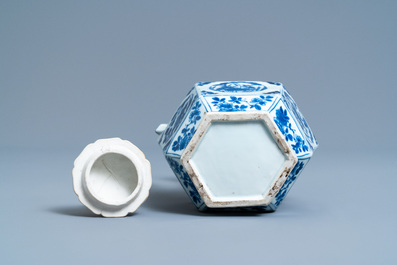 Un kendi de forme octagonale en porcelaine de Chine en bleu et blanc, Kangxi
