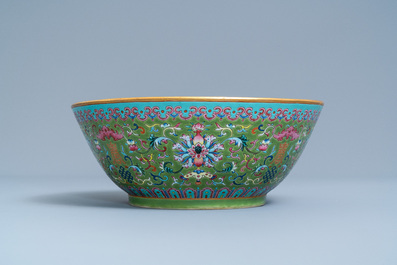 Un bol en porcelaine de Chine famille rose &agrave; fond vert, marque et &eacute;poque de Daoguang