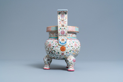Een Chinese famille rose 'bajixiang' driepotige wierookbrander, Daoguang merk en periode