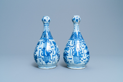 A pair of Chinese blue and white garlic-mouth bottle vases, Wanli