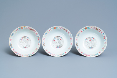 Un service de 56 pi&egrave;ces en porcelaine de Chine famille rose pour le march&eacute; Straits ou Peranakan, 19&egrave;me