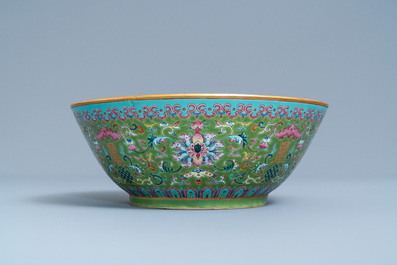 Un bol en porcelaine de Chine famille rose &agrave; fond vert, marque et &eacute;poque de Daoguang