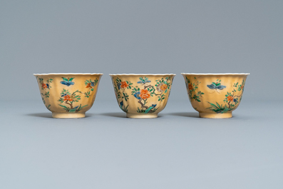 Six tasses et soucoupes en porcelaine de Chine famille verte &agrave; fond caf&eacute; au lait, Kangxi