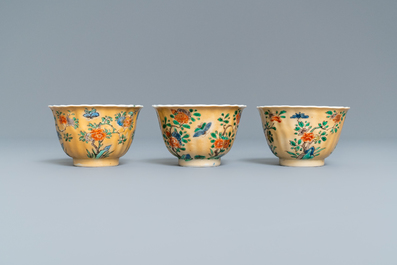 Six tasses et soucoupes en porcelaine de Chine famille verte &agrave; fond caf&eacute; au lait, Kangxi