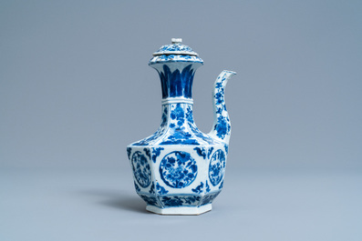Un kendi de forme octagonale en porcelaine de Chine en bleu et blanc, Kangxi