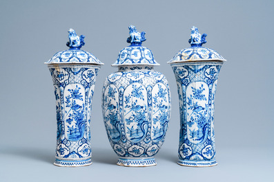 Een driedelig blauw-wit Delfts kaststel, 18e eeuw