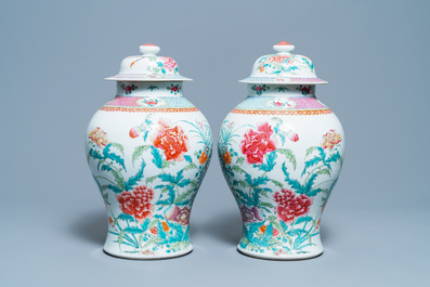 Une paire de vases couverts en porcelaine de Chine famille rose, marque de Qianlong, 19&egrave;me