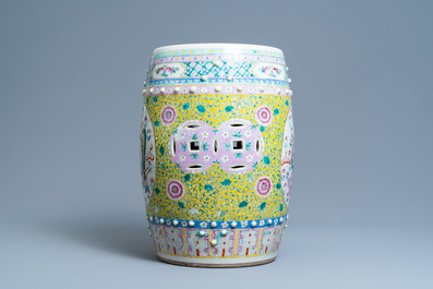 Un tabouret en porcelaine de Chine famille rose, 19&egrave;me