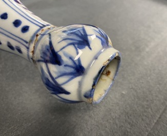A pair of Chinese blue and white garlic-mouth bottle vases, Wanli