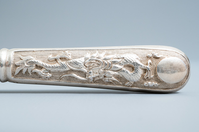Treize couteaux en argent aux manches d&eacute;cor&eacute;es aux dragons, Chine, 19&egrave;me