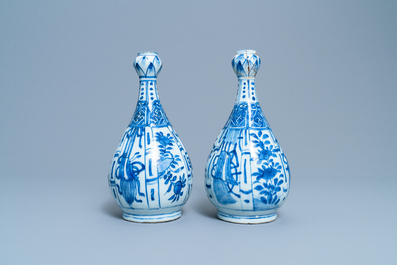 A pair of Chinese blue and white garlic-mouth bottle vases, Wanli