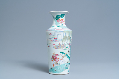 Un vase en porcelaine de Chine famille rose, 19&egrave;me