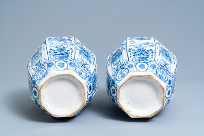 Een paar grote blauw-witte Delftse dekselvazen, 18e eeuw