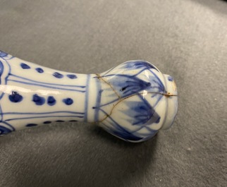 A pair of Chinese blue and white garlic-mouth bottle vases, Wanli