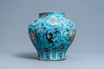 Un vase en porcelaine de Chine fahua &agrave; d&eacute;cor de lions bouddhistes, Ming