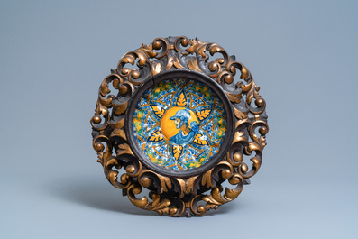 Deux crespinas en majolique italienne polychrome dans leurs cadres en bois sculpt&eacute;, Faenza et Montelupo, 16/17&egrave;me