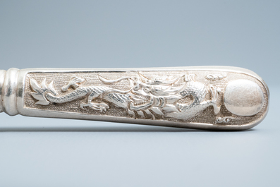 Treize couteaux en argent aux manches d&eacute;cor&eacute;es aux dragons, Chine, 19&egrave;me